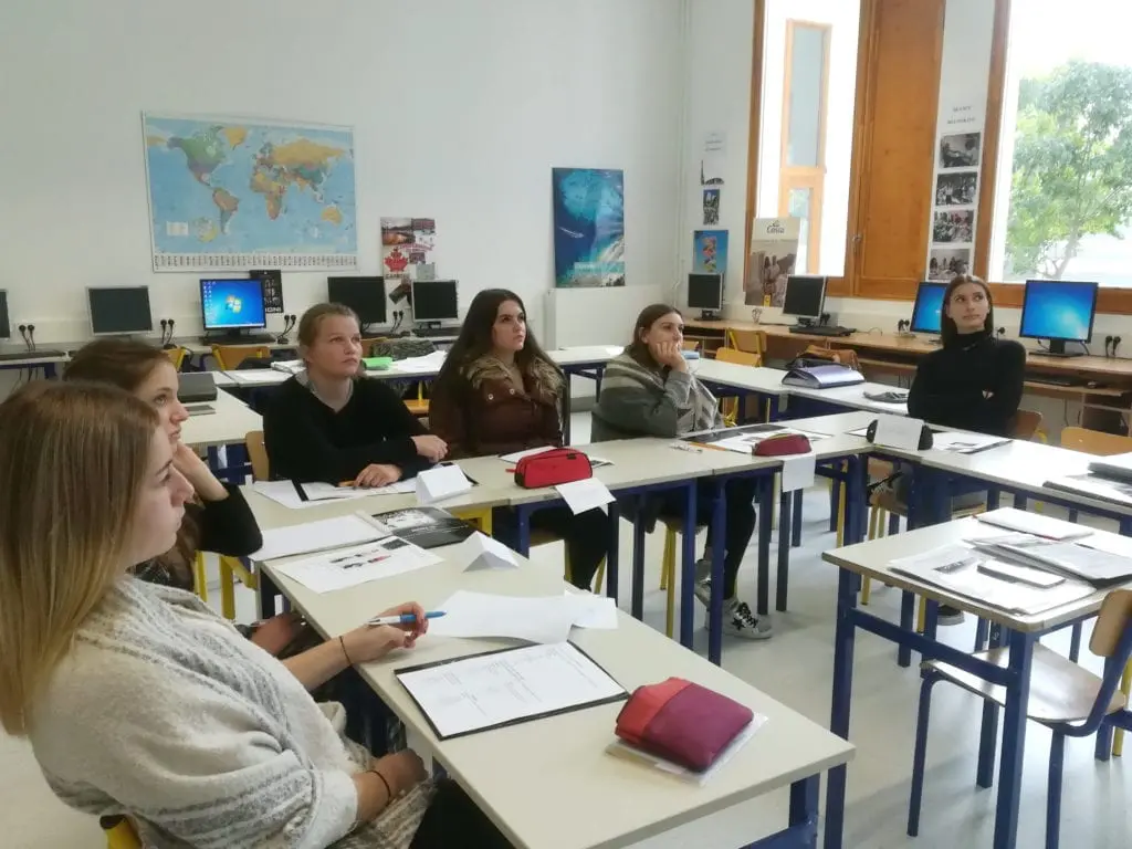 Les Mention Complémentaire Accueil Réception dans leur classe