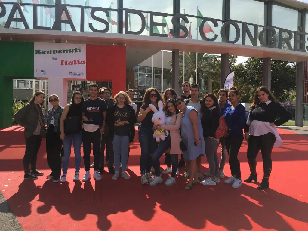 Groupe d'élève devant le Palais des Congrès Marseille