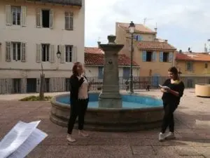Photo d'une fontaine et de 2 étudiantes