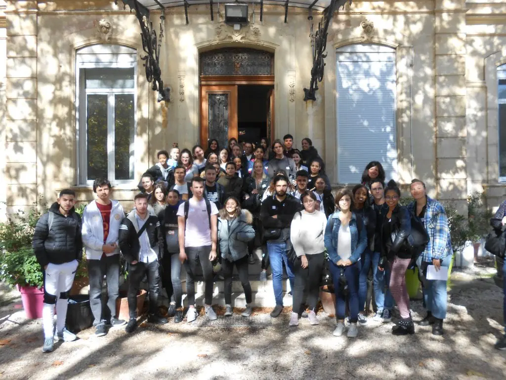 Un groupe de jeunes sur le peron de la bastide de la campagne pastré (délégués de classe)