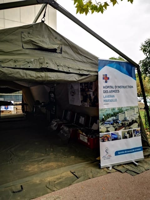 Une tente de l'Armée reconvertie en lieu d'informationdeen présentation