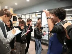 Photo de jeunes en prise de notes dans un magasinlèvesElèvs