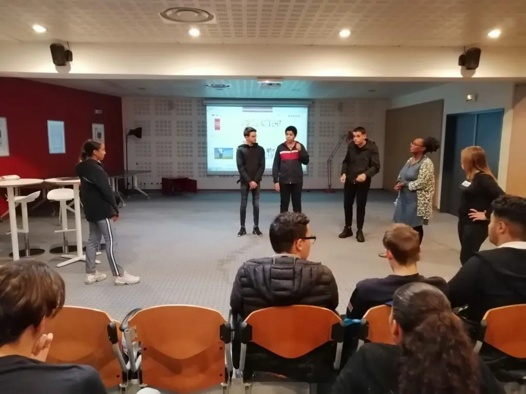 Des jeunes s'essaient à la prise de parole