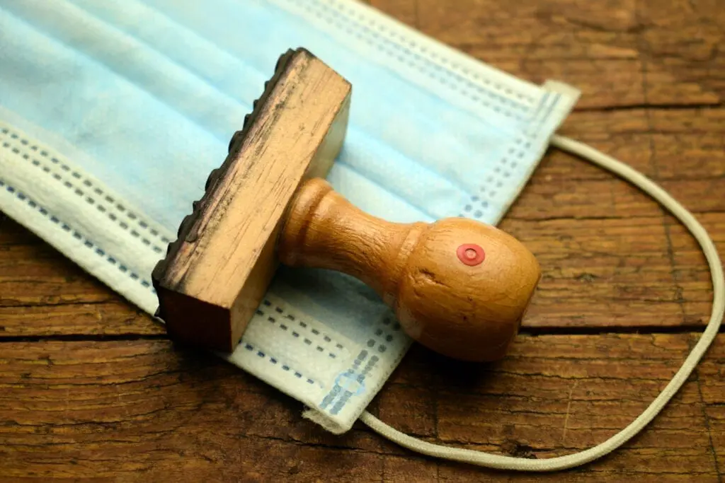 Tampon et masque contre la COVID et pour l'attestation
