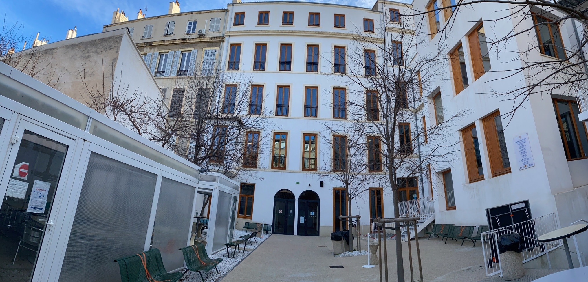 Vue de la cour du bas du Lycée Charles Péguy à Marseille