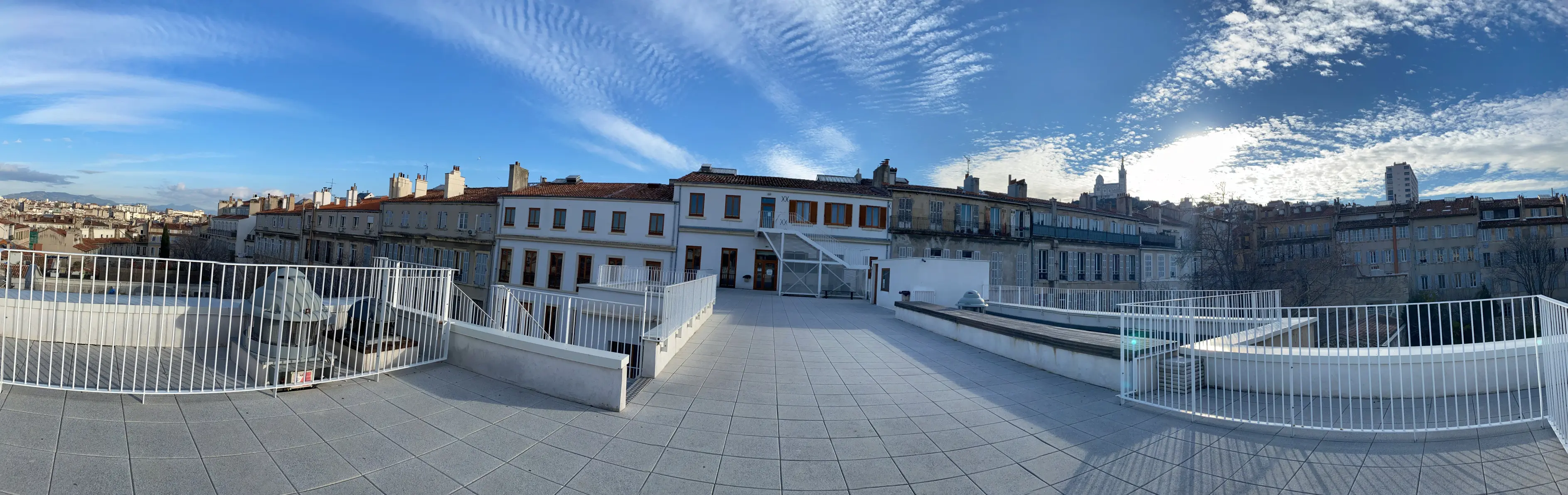 Vue panoramique du Lycée Charles Péguy depuis la grande terrasse du troisième étage le jour des Portes ouvertes de janvier 2021