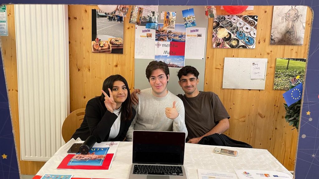 étudiants animent un stand dans les locaux de Charles Péguy Marseille pour les erasmusdays
