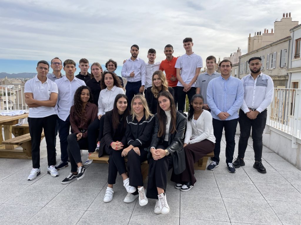 Photo 2022 de la classe de BTS NDRC sur le toit terrasse de Charles Péguy Marseille
