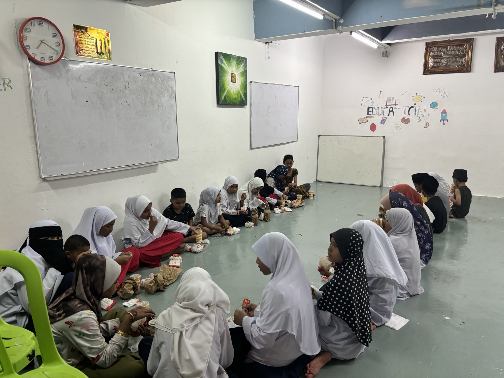 enfants qui mangeant